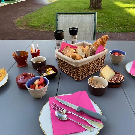 Couette-café Jardin D'arcy - D'hôtes Avec Piscine Et