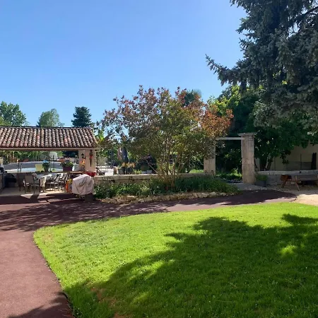 Couette-café Jardin D'arcy - D'hôtes Avec Piscine Et