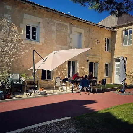 Jardin D'arcy - D'hôtes Avec Piscine Et Couette-café 3*