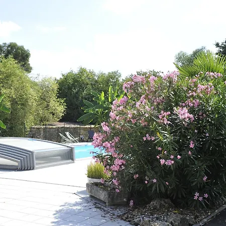 Jardin D'arcy - D'hôtes Avec Piscine Et Couette-café 3*