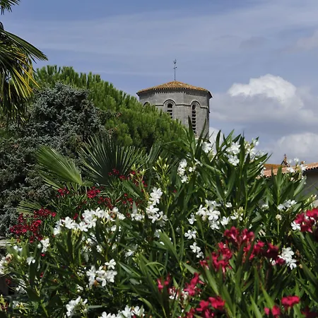 Alojamento de Acomodação e Pequeno-almoço Jardin D'arcy - D'hôtes Avec Piscine Et Bois